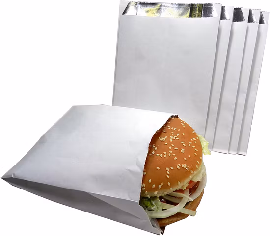 Hamburger cerato in una busta per pizza rivestita con carta stagnola unta